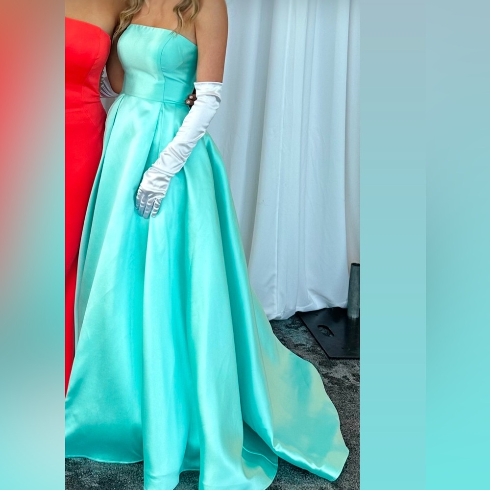 Jobianni Size 0 dress has been worn three times.